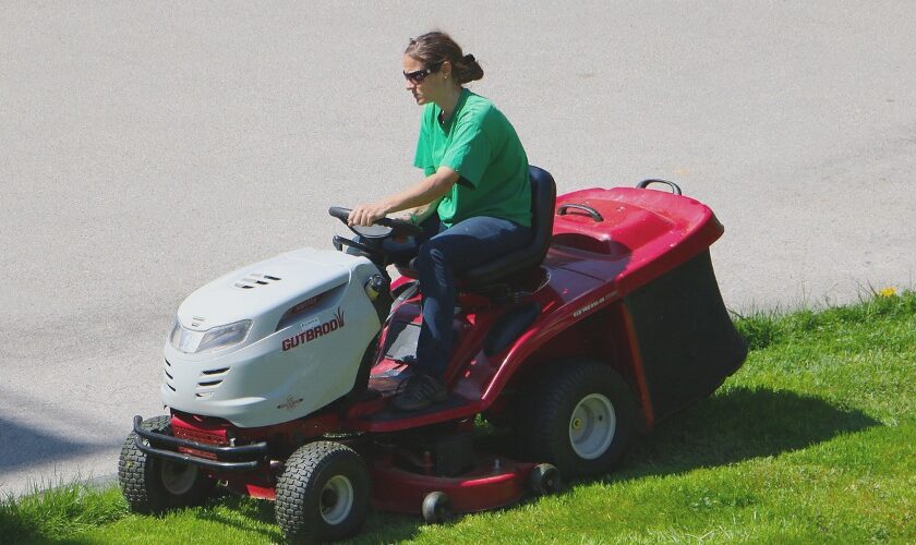 Five Tips For Mowing Your Lawn Safely